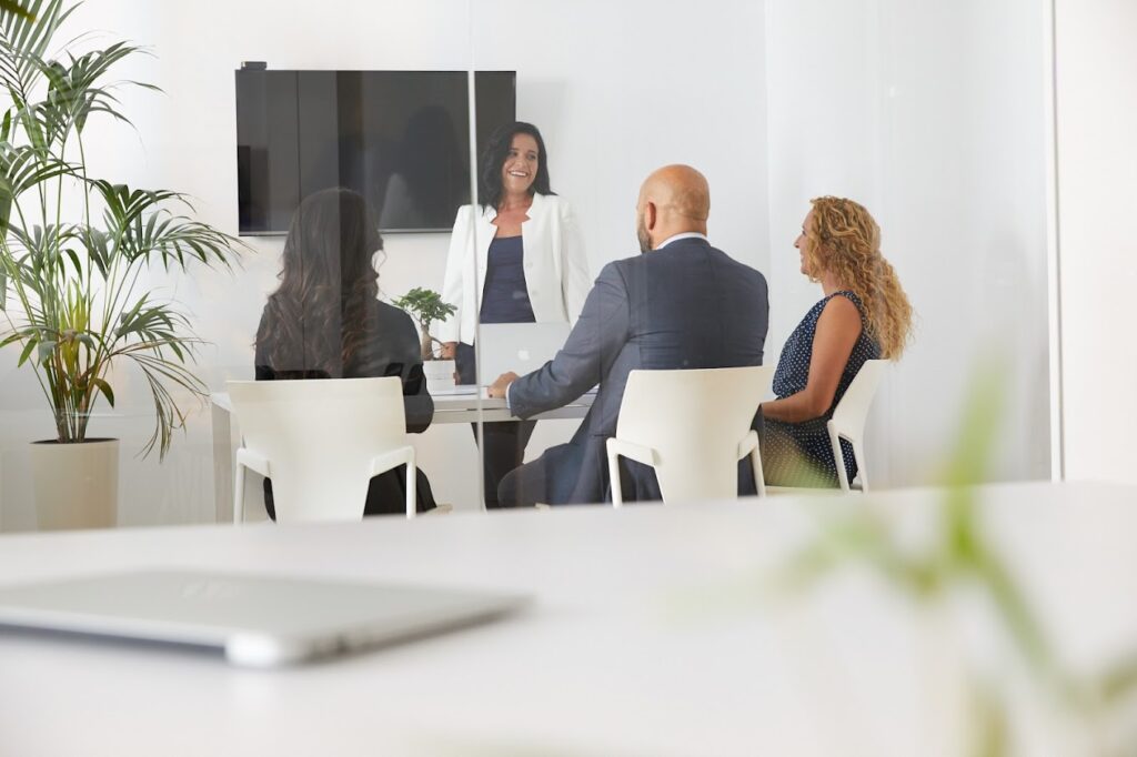 Reunion empleados en sala de Juntas