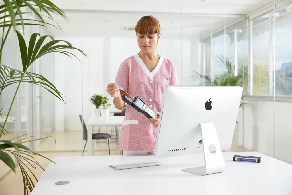 Trabajadores de la limpieza limpiando oficina