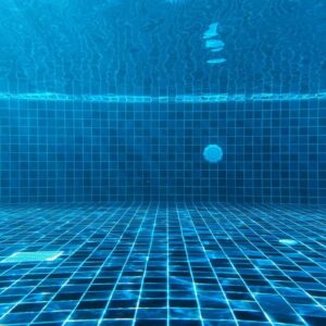 agua turbia en la piscina